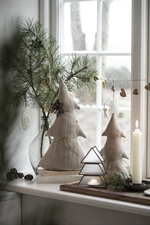 Stage til fyrfadslys juletræ 15 cm fra Ib Laursen i vindueskarm - Tinashjem